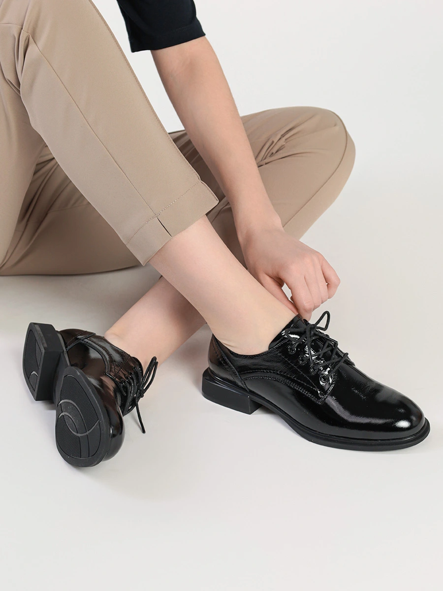 Туфли-дерби лакированные черного цвета на низком каблуке